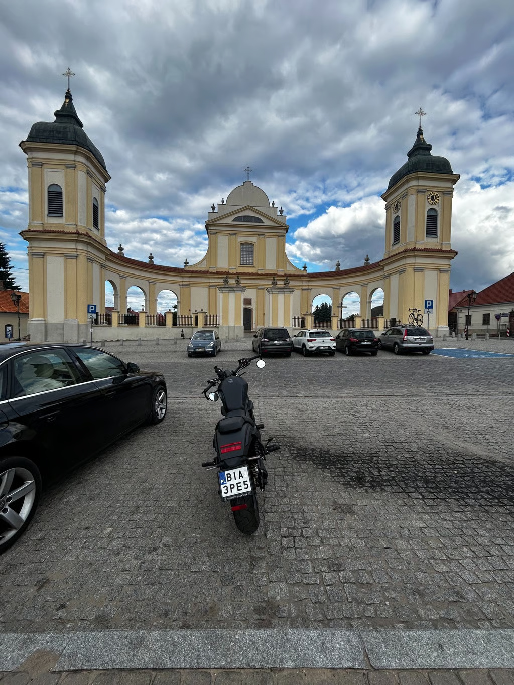 Plac w Tykocinie widziany z perspektywy motocyklisty